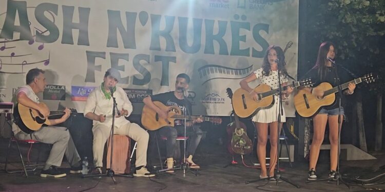 Koncerti Bash n’Kukës — Nata që bëri bashkë brezat: Magjia e muzikës pa playback mblodhi qindra qytetarë në shesh
