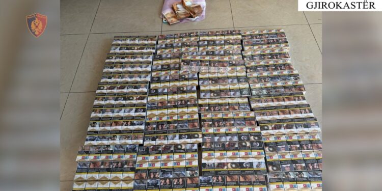 Kontrabandë mallrash nga Greqia: në Gjirokastër arrestohen 2 persona, sekuestrohen 22 695 euro dhe 100 steka cigare