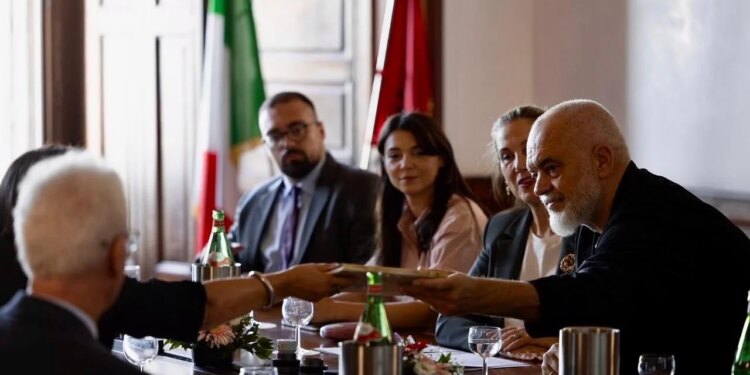 Kryeministri Rama viziton në Napoli Katedrën e Gjuhës Shqipe pranë Universitetit L’Orientale
