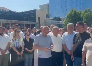 Kryetarët e komunave protestojnë në Prishtinë për mbrojtjen e autonomisë së pushtetit lokal