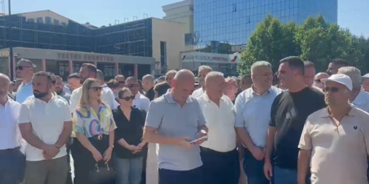 Kryetarët e komunave protestojnë në Prishtinë për mbrojtjen e autonomisë së pushtetit lokal