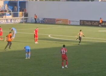 Kush tha se ishte vetëm derbi futbolli: tifozi e transformoi ndeshjen në garë atletike