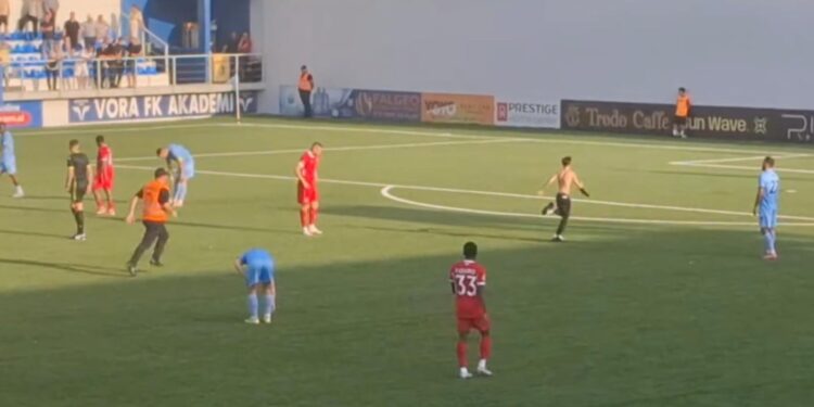 Kush tha se ishte vetëm derbi futbolli: tifozi e transformoi ndeshjen në garë atletike
