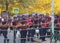 Kuvend dhe protestë jashtë godinës; policia blindon zonën dhe bllokon hyrjet drejt Parlamentit