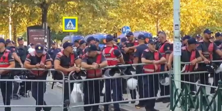 Kuvend dhe protestë jashtë godinës; policia blindon zonën dhe bllokon hyrjet drejt Parlamentit