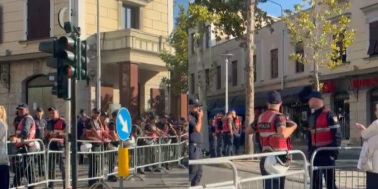 Kuvendi rrethohet me gardhe metalike dhe masa të forta sigurie para protestës