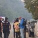 LAJM I FUNDIT/ Zjarri në Fier shkakton situatë alarmante, banorët të përlotur me çanta evakuohen