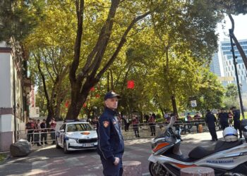 LIVE/ Protesta pranë Kuvendit, policia blindon rrugët drejt parlamentit, arrestohen disa tubues