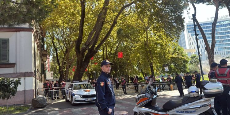 LIVE/ Protesta pranë Kuvendit, policia blindon rrugët drejt parlamentit, arrestohen disa tubues