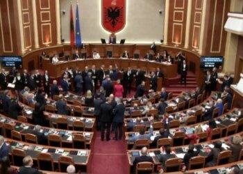 Lajm i fundit: Rrëzohet kërkesa e PD për debat mbi SHISH, demokratët protestojnë dhe bllokojnë foltoren