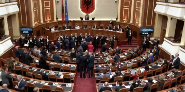 Lajm i fundit: Rrëzohet kërkesa e PD për debat mbi SHISH, demokratët protestojnë dhe bllokojnë foltoren