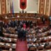 Lajm i fundit: Rrëzohet kërkesa e PD për debat mbi SHISH, demokratët protestojnë dhe bllokojnë foltoren