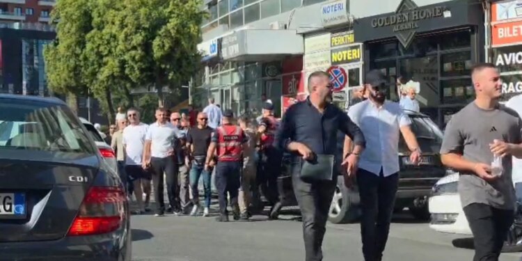 Lajmi i fundit: Tension te Zogu i Zi — protestues tubohen në ditën e parë të shkollës, disa shoqërohen