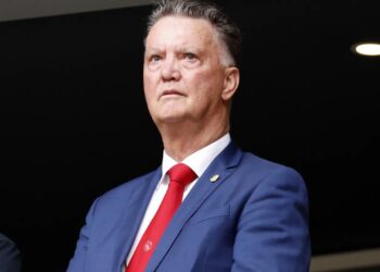 Louis van Gaal ndryshon profesion: ish-trajneri i Holandës protagonizon një video me yllin e popit