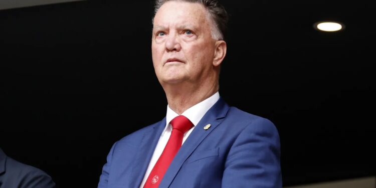 Louis van Gaal ndryshon profesion: ish-trajneri i Holandës protagonizon një video me yllin e popit