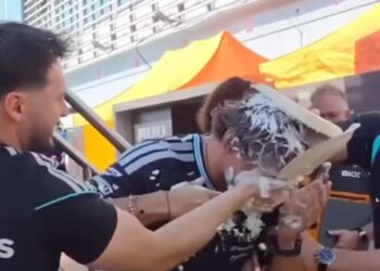 Lufta e çmendur mes Kimit dhe Bono-s: nga torta te salca djegëse