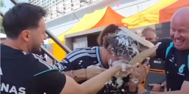 Lufta e çmendur mes Kimit dhe Bono-s: nga torta te salca djegëse