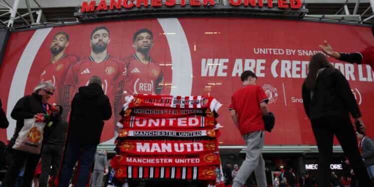 Luftë e hapur me tregun e zi: Manchester United bllokon 685 llogari dhe përballet me protestat e tifozëve