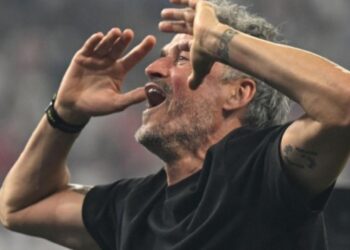 Luis Enrique tallon Mourinhon, ja kujt ia jep Topin e Artë