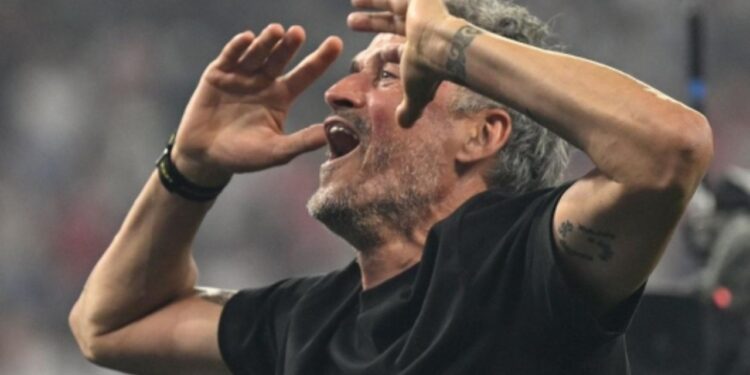 Luis Enrique tallon Mourinhon, ja kujt ia jep Topin e Artë