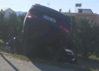 Makina përfundoi në kanal në Krujë, dy persona u plagosën dhe u dërguan me urgjencë në Traumë
