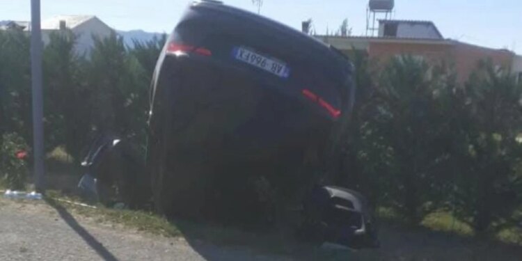 Makina përfundoi në kanal në Krujë, dy persona u plagosën dhe u dërguan me urgjencë në Traumë