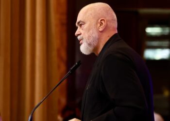 Mbledhja me grupin parlamentar/ Po qesh? Rama i kthehet socialistit: Kanë ardhur kohë të këqija
