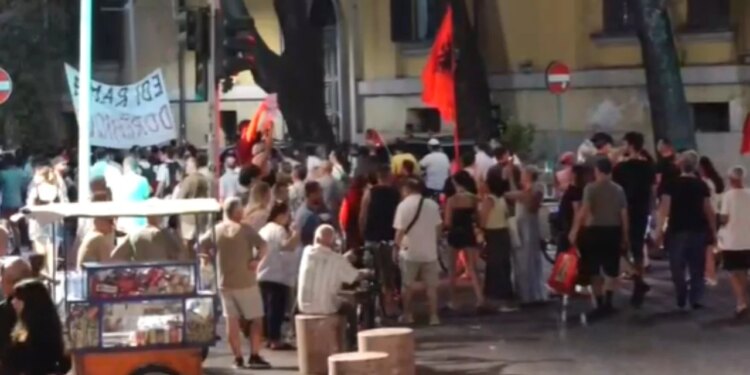 Mbyllet tubimi para Kryeministrisë; protestuesit marshojnë drejt Komisariatit nr. 1, kërkojnë lirimin e personave të shoqëruar