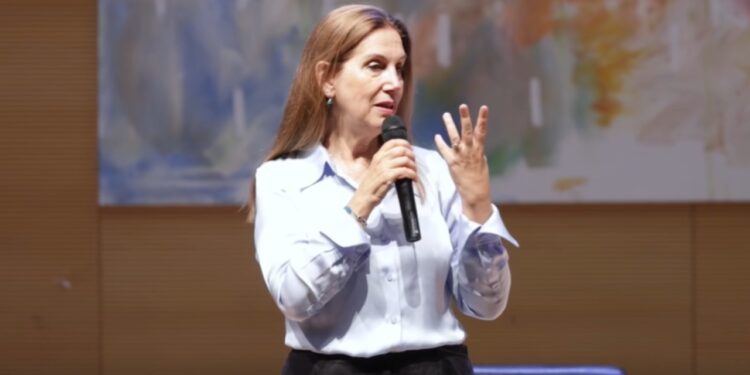 Ministrja Kumbaro me porosi për drejtorët në vitin e ri shkollor: siguria, etika dhe ndalimi i telefonave