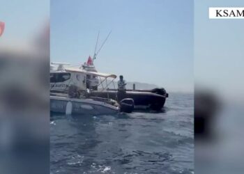 Mjeti lundrues në Ksamil përfshihet nga flakët, policia shpëton katër turistët gjermanë