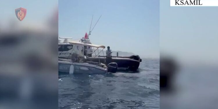 Mjeti lundrues në Ksamil përfshihet nga flakët, policia shpëton katër turistët gjermanë