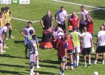 Momente paniku në Itali: futbollisti bie pa ndjenja dhe ndeshja ndërpritet