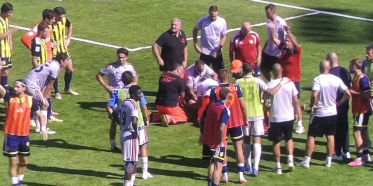 Momente paniku në Itali: futbollisti bie pa ndjenja dhe ndeshja ndërpritet