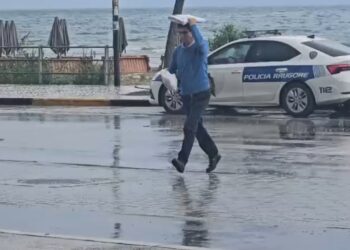 Moti përmbys planet e pushuesve, shiu dhe era boshatisin Lungomaren në Vlorë
