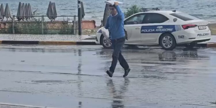 Moti përmbys planet e pushuesve, shiu dhe era boshatisin Lungomaren në Vlorë