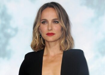 Natalie Portman bëhet nënë për të tretën herë, fotografohet në Paris me partnerin dhe foshnjën