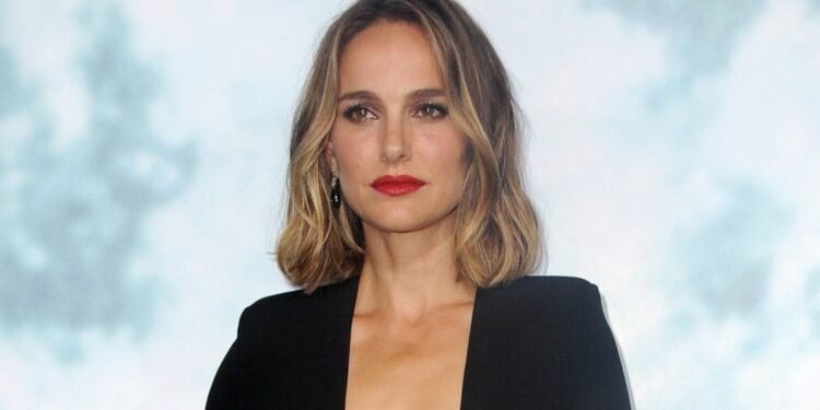 Natalie Portman bëhet nënë për të tretën herë, fotografohet në Paris me partnerin dhe foshnjën
