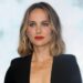 Natalie Portman bëhet nënë për të tretën herë, fotografohet në Paris me partnerin dhe foshnjën