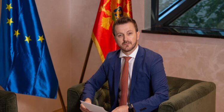 Ndalimi i simboleve kombëtare për shqiptarët në Mal të Zi, reagon ministri Dukaj: Flamuri shqiptar nuk është kërcënim