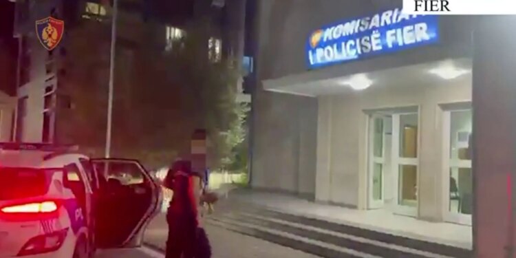 Ndezën zjarre që dëmtuan toka bujqësore, arrestohen dy persona në Fier; një tjetër procedohet në gjendje të lirë