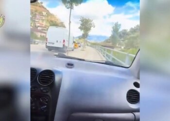 Në Berat personi që voziti në trotuar dhe publikoi në TikTok ndëshkohet me 60,000 lekë dhe heqje leje