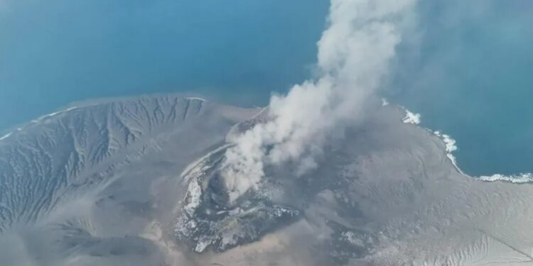 Në Indonezi shpërthen vullkani; pezullohen 209 fluturime, bllokohen mijëra pasagjerë