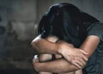 Në Tiranë: 12-vjeçarja abuzohet seksualisht nga tezja dhe djali i hallës; në telefon u gjetën video intime