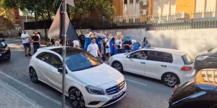 Në Tiranë Lironi çunat! Mbështetësit e protestuesve të arrestuar mblidhen para Gjykatës Penale të Tiranës
