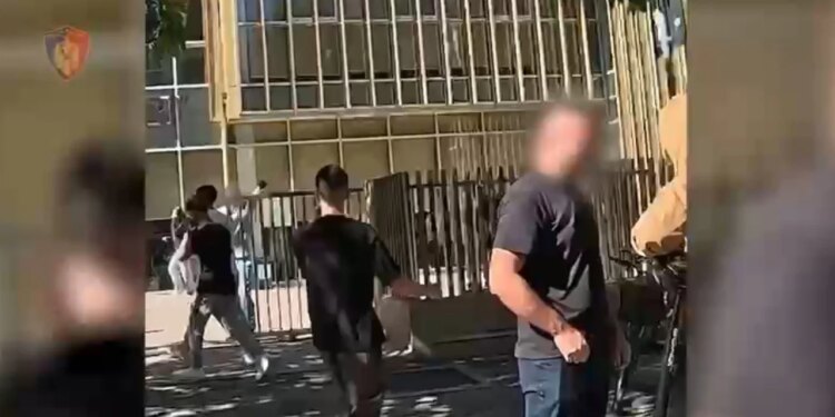 Në Tiranë goditen disa grupe që shisnin drogë pranë shkollave; arrestohen 31 persona