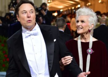Nëna e Elon Musk habit, zbulon se fle në garazhin e djalit: Është luks