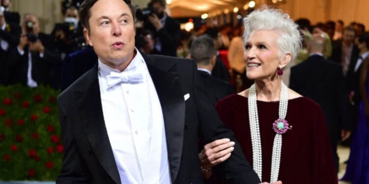 Nëna e Elon Musk habit, zbulon se fle në garazhin e djalit: Është luks