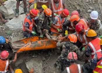 Nëntë ditë pas përmbytjeve vdekjeprurëse, dy punëtorë nxirren të gjallë nga tuneli ku u bllokuan në Nepal