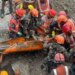 Nëntë ditë pas përmbytjeve vdekjeprurëse, dy punëtorë nxirren të gjallë nga tuneli ku u bllokuan në Nepal