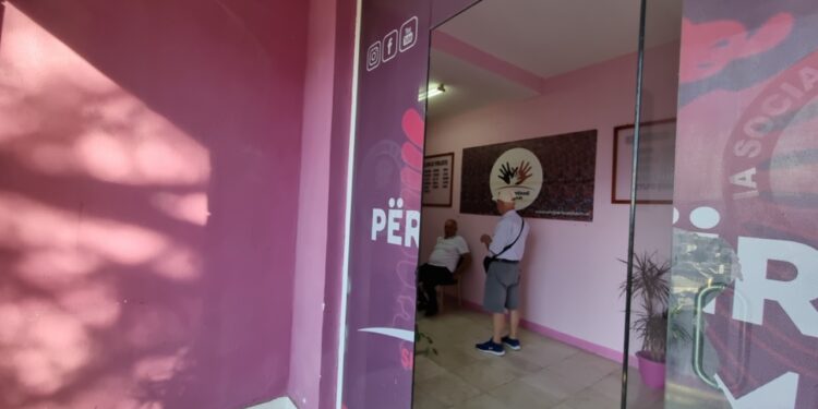 Nisma Besa / Deputeti i PS takim me banorët e Gjirokastrës, moshuarit kërkojnë zgjidhje për problematikat e zonës